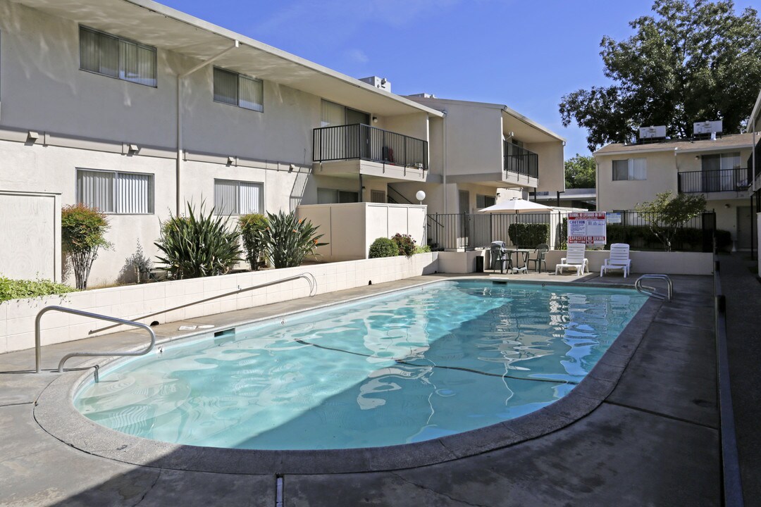 Fulton Oaks Apartments in Sacramento, CA - Building Photo
