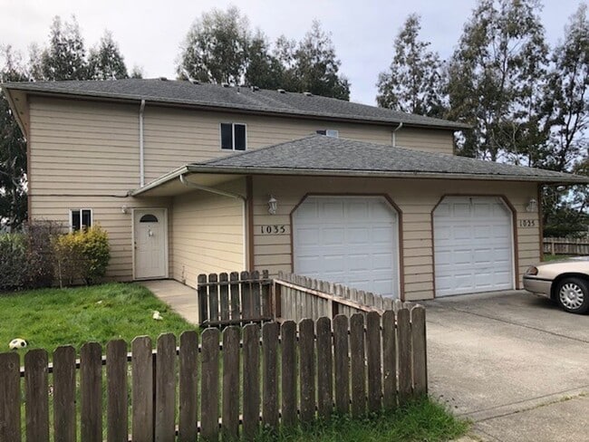 1025-1035 Kentucky Ave in Coos Bay, OR - Building Photo - Building Photo