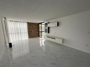 18000 NW 68th Ave in Hialeah, FL - Foto de edificio - Building Photo