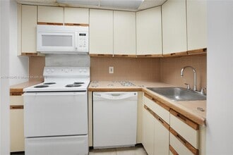 800 West Ave, Unit 924 in Miami Beach, FL - Building Photo - Building Photo