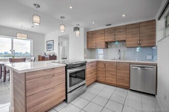 8001 Crespi Blvd in Miami, FL - Foto de edificio - Building Photo