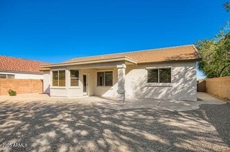 18131 W Port Royale Ln in Surprise, AZ - Building Photo - Building Photo