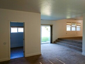 3542 Leatha Way in Sacramento, CA - Building Photo - Building Photo