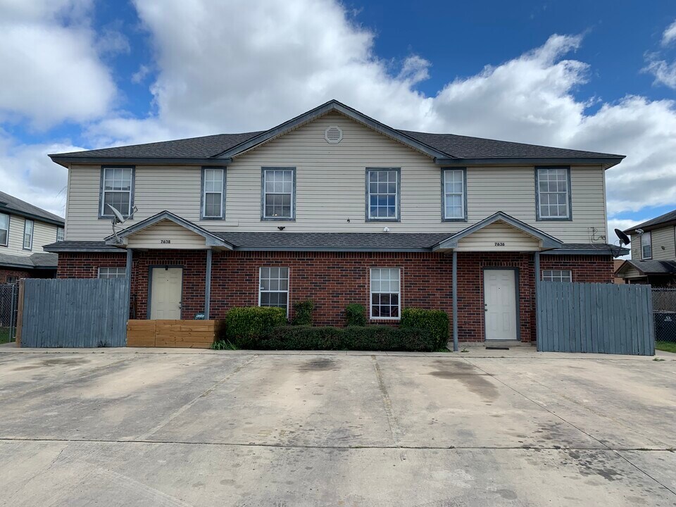 7636 Windsor Oaks, Unit 7636 in San Antonio, TX - Foto de edificio