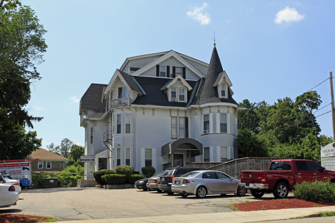 16 Congress St in Milford, MA - Foto de edificio