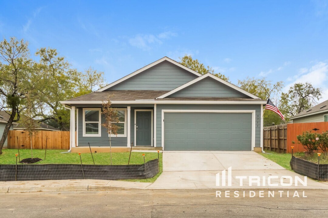 5711 Vista Point in San Antonio, TX - Building Photo