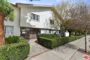 18555 Collins St in Los Angeles, CA - Building Photo