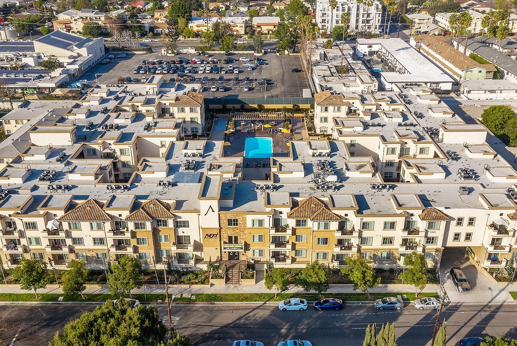 Avery in Valley Village, CA - Foto de edificio