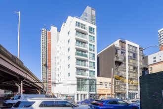 42-44 Crescent St in Long Island City, NY - Foto de edificio - Building Photo
