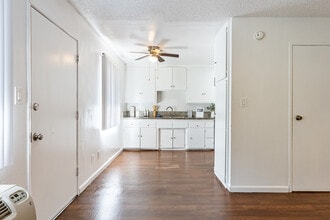 Palm Gate Apartments in South Gate, CA - Foto de edificio - Interior Photo