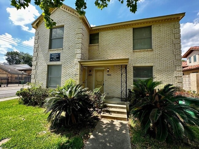 property at 1922 W Main St