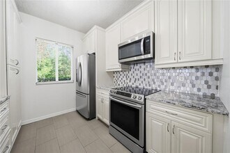 18117 Paradise Point Dr in Tampa, FL - Building Photo - Building Photo