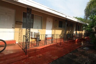 317 SE 2nd St-Unit -2 in Hallandale Beach, FL - Building Photo - Building Photo