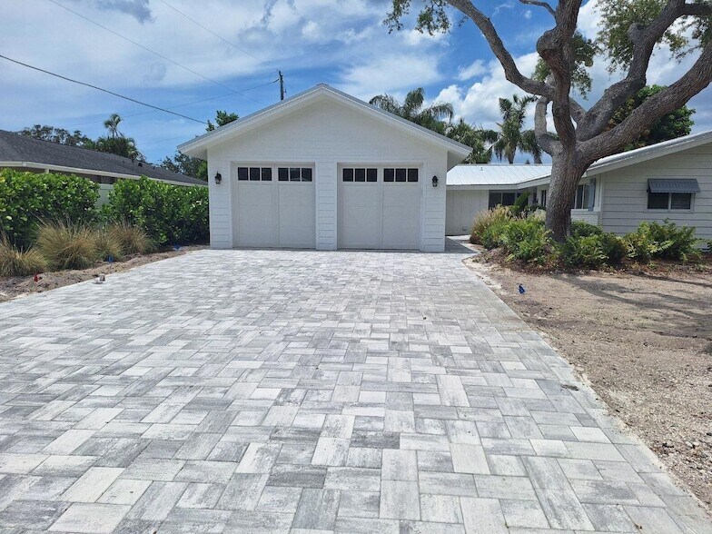 1833 Pandora Dr in Sarasota, FL - Building Photo