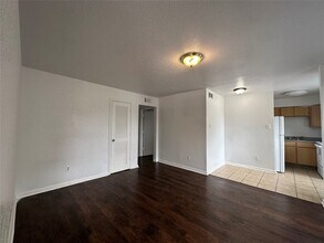 7201 Hallshire Dr in Houston, TX - Foto de edificio - Building Photo