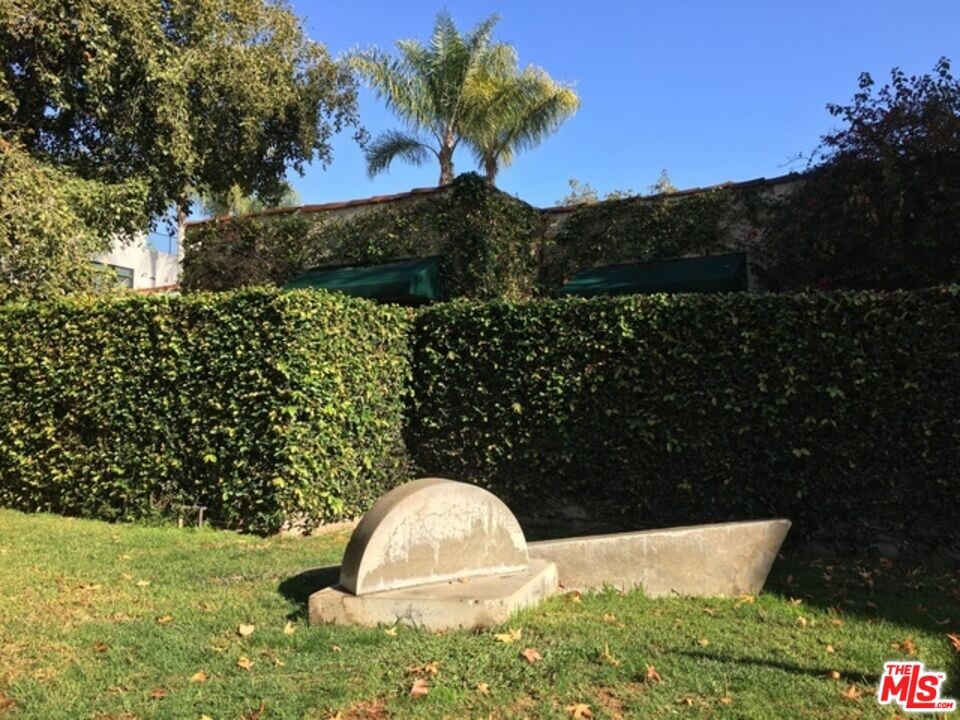 800 Huntley Dr in West Hollywood, CA - Building Photo
