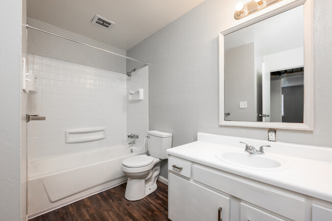 Woodhaven Oaks in Fort Wayne, IN - Foto de edificio - Interior Photo