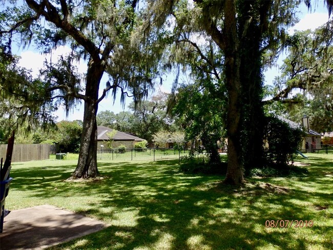 2109 Riverside Dr in West Columbia, TX - Building Photo - Building Photo
