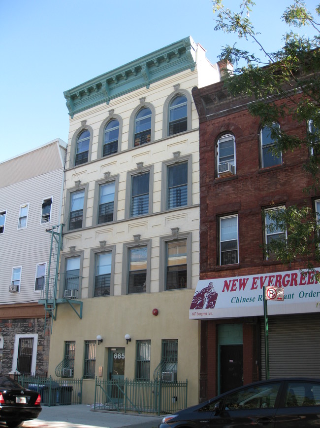 665 Evergreen Ave in Brooklyn, NY - Building Photo - Building Photo