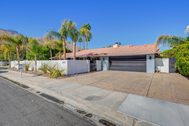 690 E Sierra Way in Palm Springs, CA - Building Photo - Building Photo