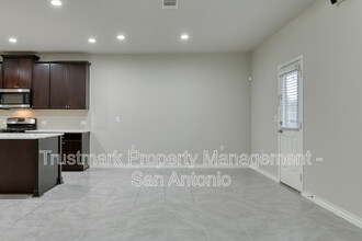 5519 Burr Bluff in San Antonio, TX - Foto de edificio - Building Photo