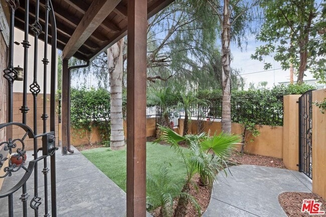 4307 S Centinela Ave in Los Angeles, CA - Foto de edificio - Building Photo