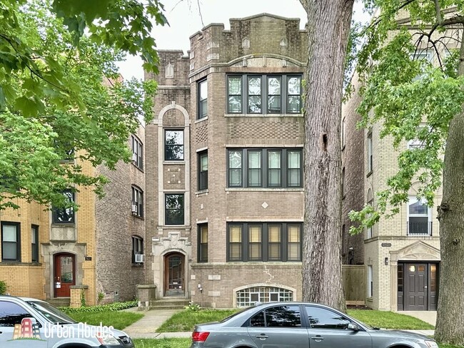 2619 W Greenleaf Ave, Unit A04C