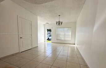 16705 Hemingway Dr in Weston, FL - Building Photo - Building Photo