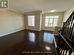 394 Sixteen Mile Dr in Oakville, ON - Building Photo - Building Photo