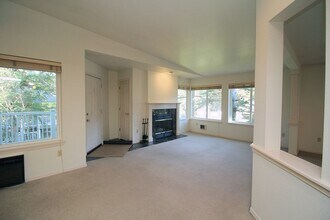 5064 Foothills Dr in Lake Oswego, OR - Building Photo - Building Photo