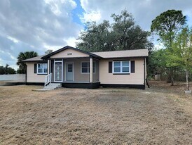 1099 Riggs St in Port Charlotte, FL - Building Photo