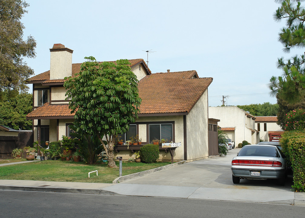 2567 Elden Ave in Costa Mesa, CA - Foto de edificio