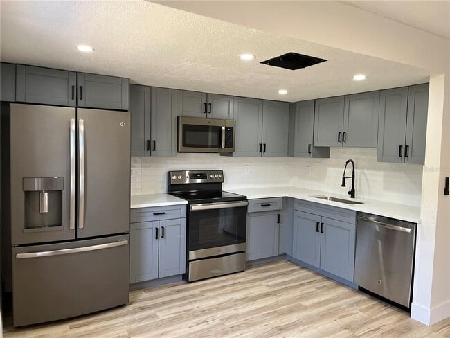 5123 Brookside Ln in New Port Richey, FL - Building Photo - Building Photo