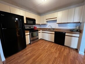 200 Cove Way, Unit 205 in Quincy, MA - Foto de edificio - Building Photo
