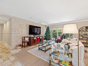 6300 SW 48th St in Miami, FL - Foto de edificio - Building Photo