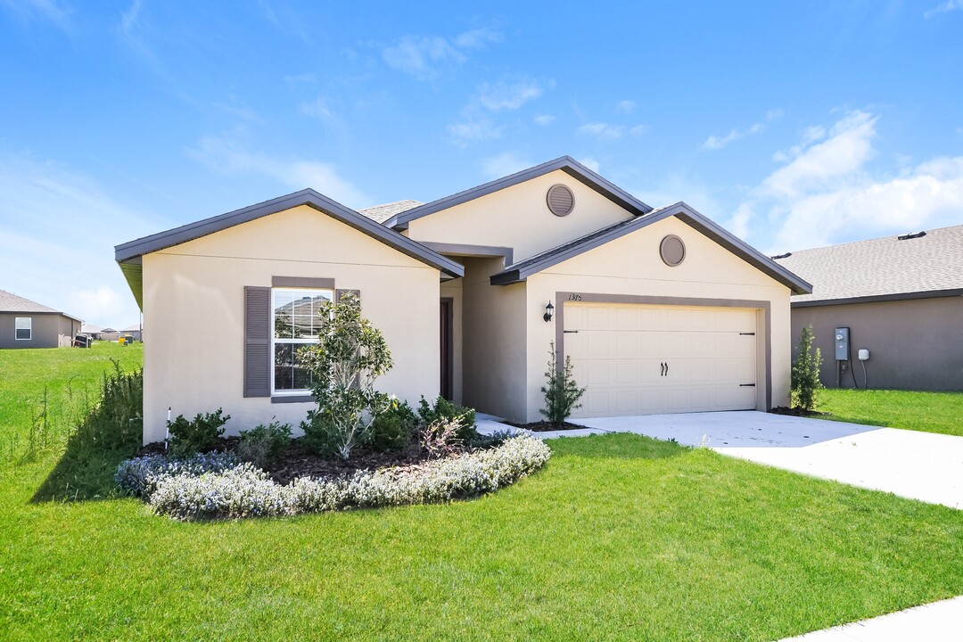 1387 Swan Lake Cir in Dundee, FL - Building Photo