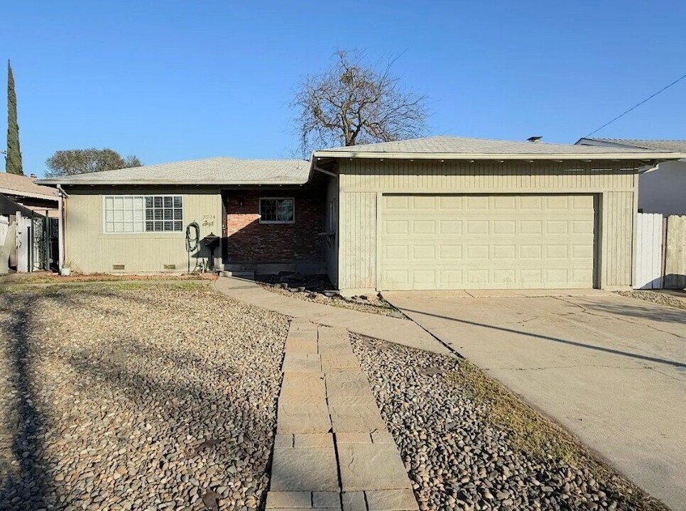 3224 Erie Ave in Merced, CA - Foto de edificio