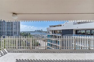 3 Grove Isle Dr in Miami, FL - Foto de edificio - Building Photo