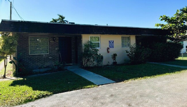 1117 NE 10th St in Hallandale Beach, FL - Foto de edificio - Building Photo