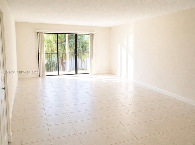 405 Lakeview Dr in Weston, FL - Building Photo - Building Photo