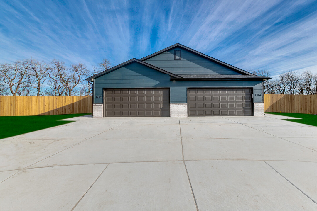 2236 E Cheyenne Ct in Kechi, KS - Foto de edificio