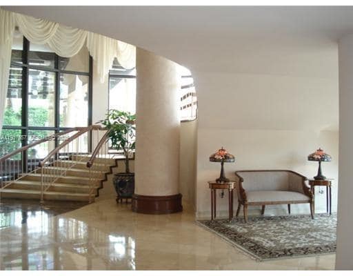 10185 Collins Ave in Bal Harbour, FL - Foto de edificio - Building Photo