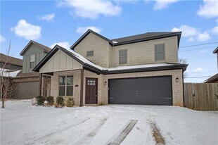 3215 SW Hillstone Ave in Bentonville, AR - Building Photo