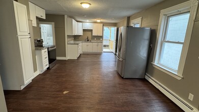 106 Tell St, Unit Apt 2——2nd Floor in Providence, RI - Foto de edificio - Building Photo