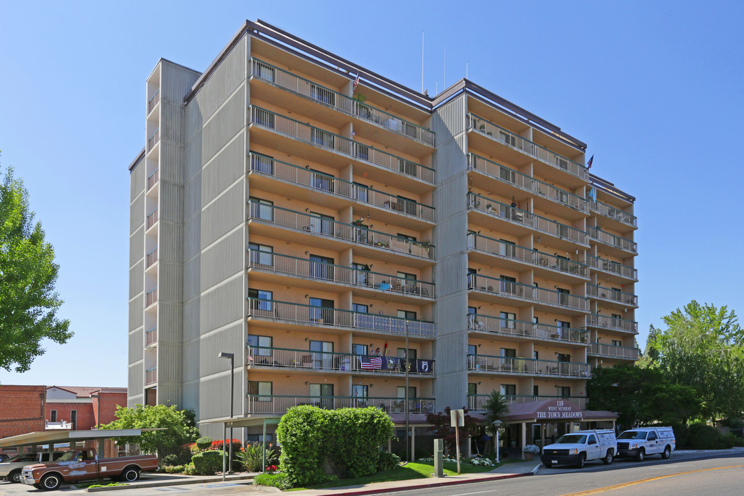 The Town Meadows in Visalia, CA - Building Photo