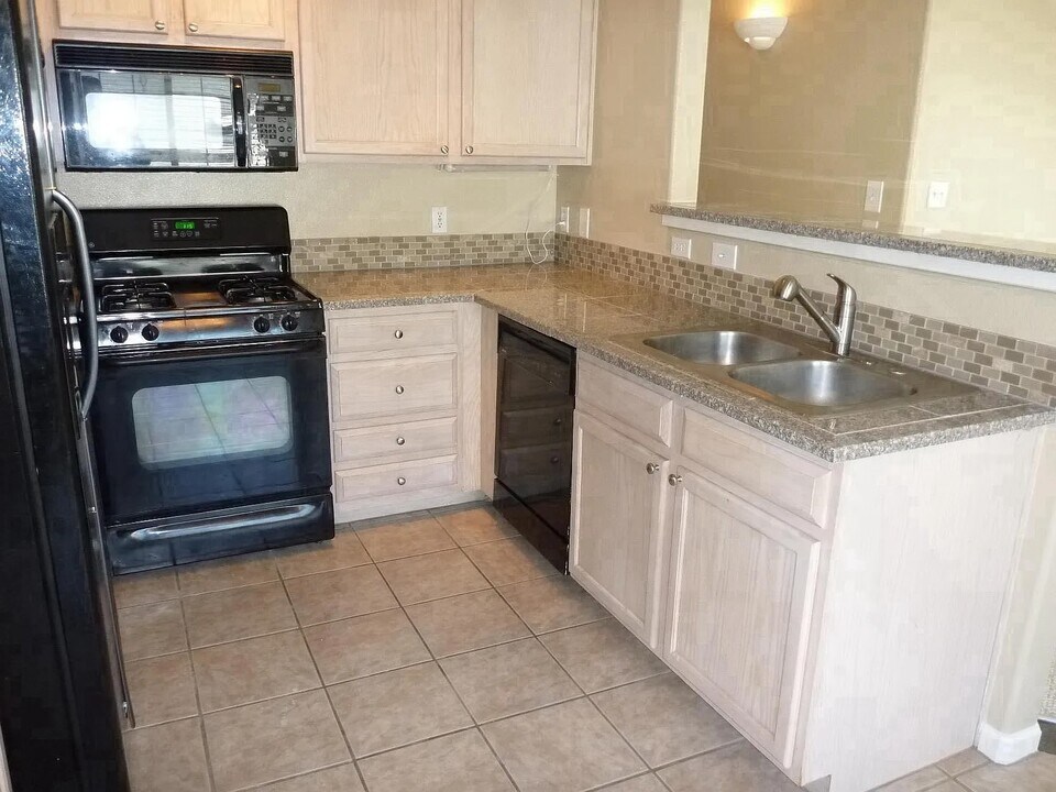 8415 Pebble Creek Way in Littleton, CO - Foto de edificio