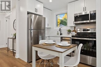 1332 Majestic Dr in Burlington, ON - Building Photo - Building Photo