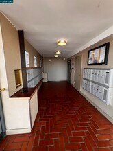 2 Anchor Dr in Emeryville, CA - Building Photo - Building Photo