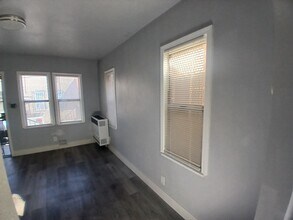 8641 1/2 S Hoover St, Unit half hoover in Los Angeles, CA - Foto de edificio - Building Photo