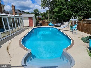 8001 Postoak Rd in Potomac, MD - Building Photo - Building Photo